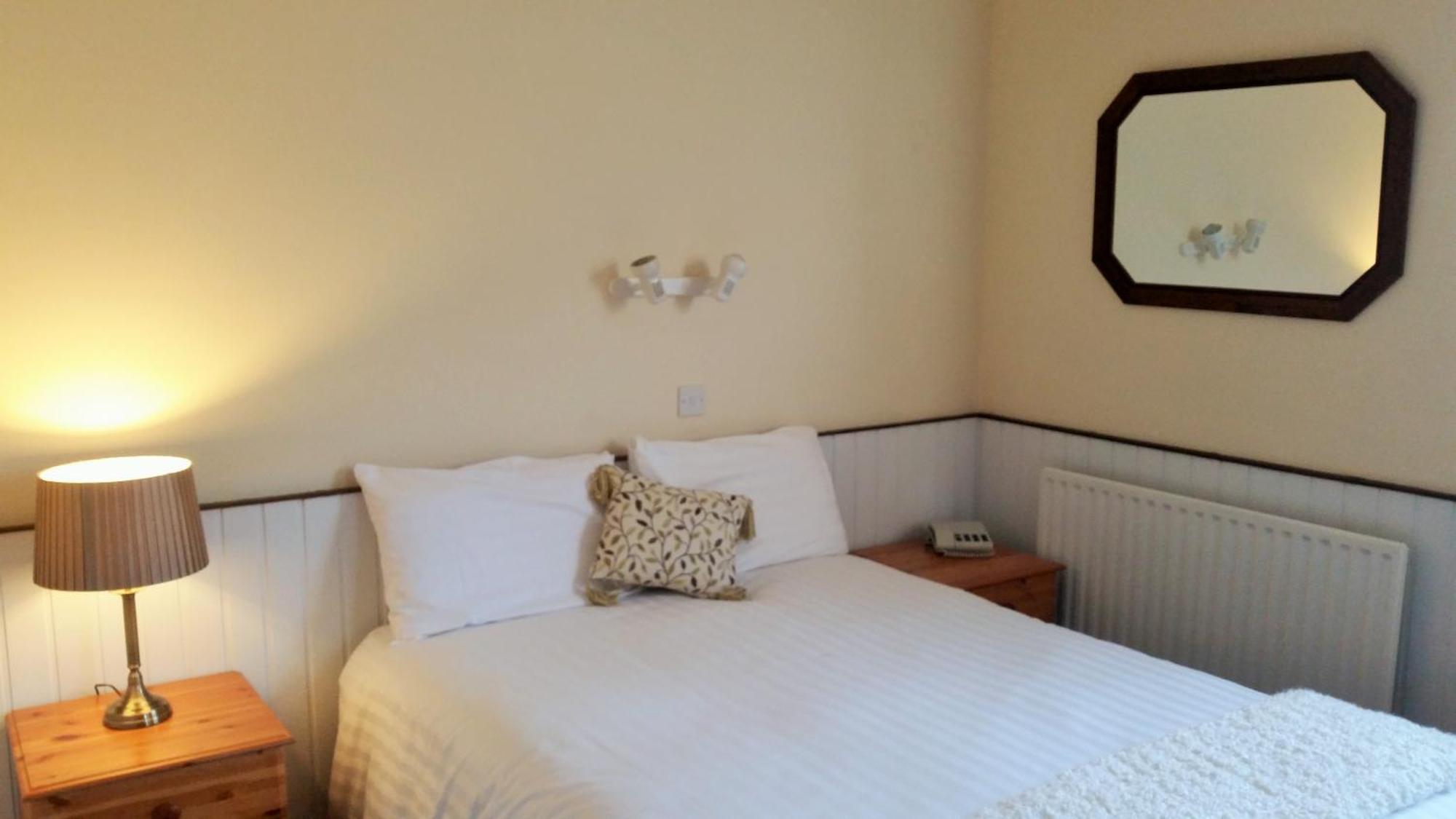 Halfway House Hotel Larne Esterno foto